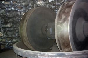 Gunpowder roller mill