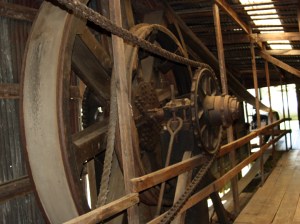 Transmitting power to the walking arm in an oil derrick