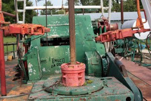 Rotary drilling rig for oil wells