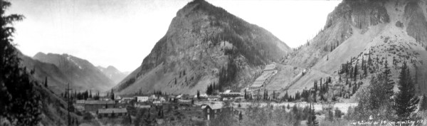 1930s photo of Silverton, Colorado with a large mill complex in the background.