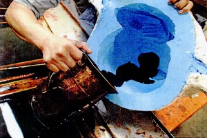 Pouring hot wax into the silicon rubber mold.