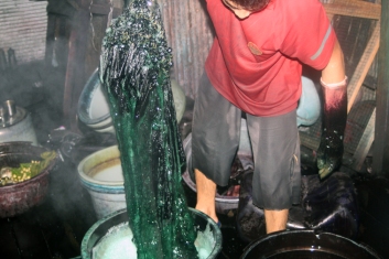 Dyeing green cloth