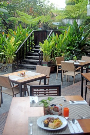 Jambuluwuk patio breakfast
