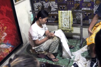 Woman with canting 3